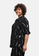 'Noira' Blouse – luchtig, minimalistisch & expressief