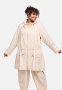 Parka przejściowa 'Livia' – miękka, dopracowana w szczegółach i nowoczesna